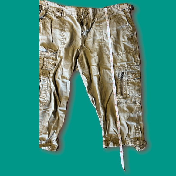 ๐ธ Aeropostale Khaki Cargo Capris ๐ธ - Picture 3 of 6